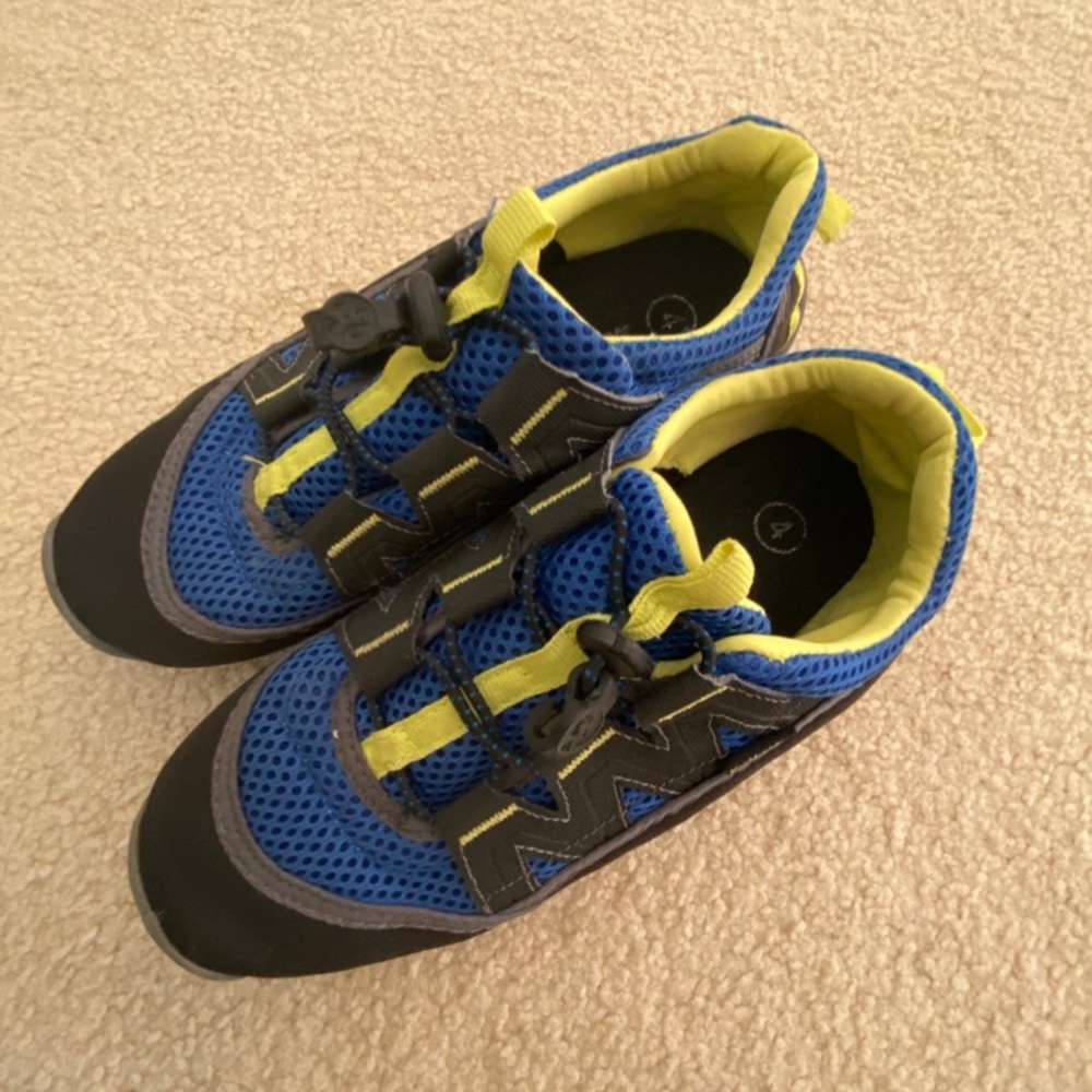 Boys water shoes sandals size 4